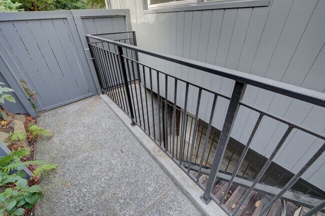 Building Photo - 4Bd/1.75Ba Seattle House