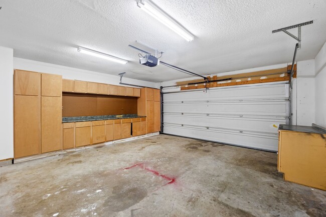 Building Photo - Three Bedroom Home!