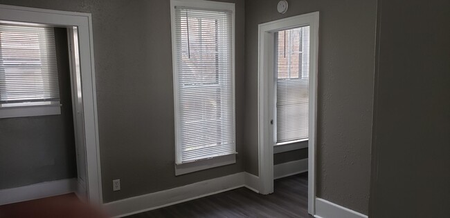 Building Photo - 2 bedroom 1 bath apartment