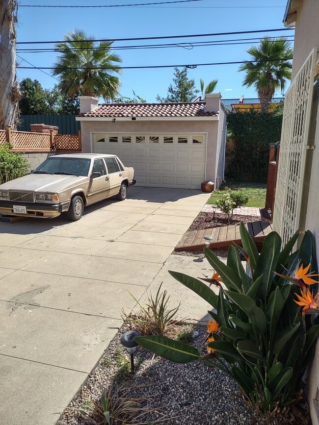 backyard - 2142 S Victoria Ave