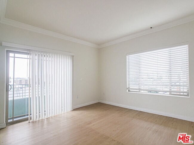 Building Photo - 1042 S Kingsley Dr