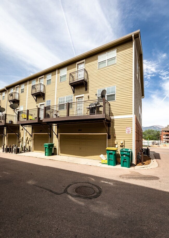 Building Photo - Downtown 3 Bedroom Townhome with 2 Car Garage