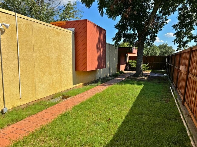Building Photo - 2001 Santa Fe St