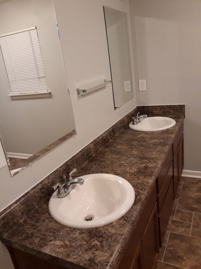 Building Photo - Conveniently Located Awesome 2 Bedroom Hom...