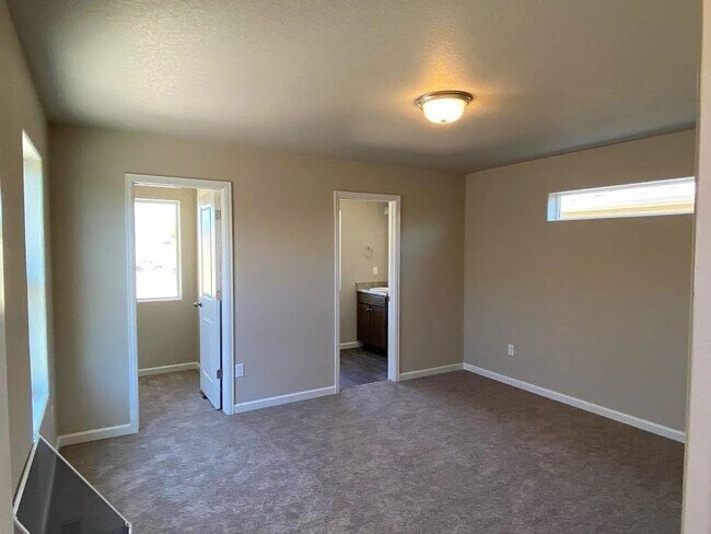 Building Photo - Paired Townhome in Chapel Heights