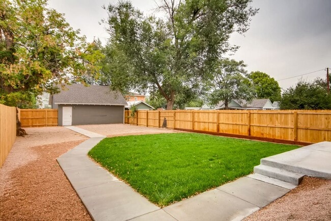 Building Photo - Spacious 5 BED Home for Lease