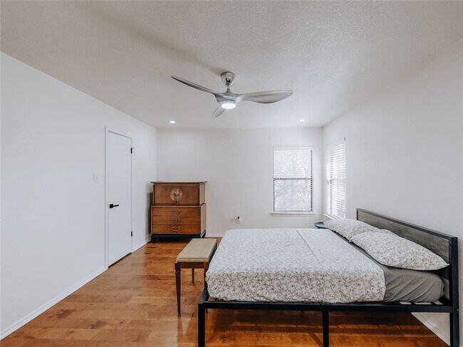 Building Photo - 2010 Carriage Club Dr