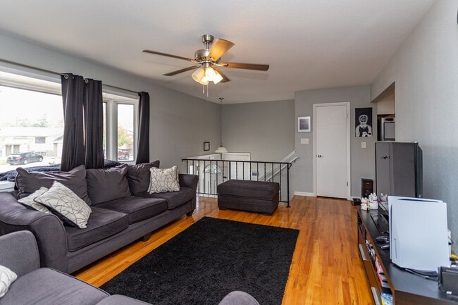 Building Photo - Peaceful Bi-Level Home in a Quiet Cul-de-Sac