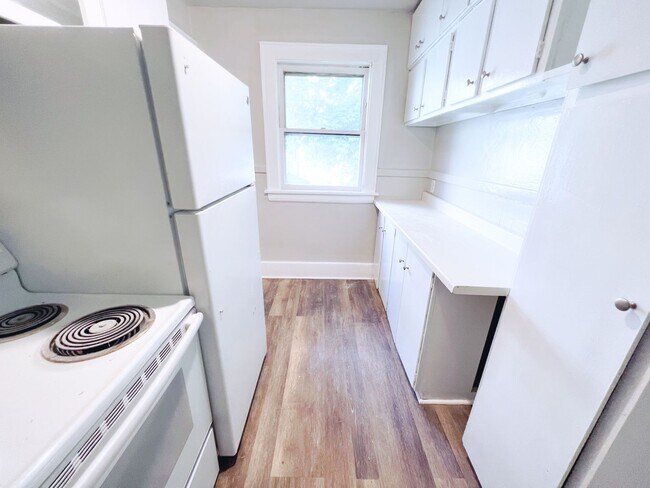 Building Photo - 25 Rosalind St