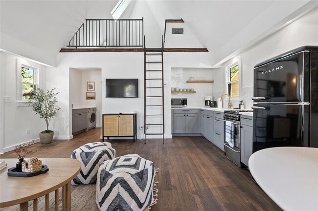 Building Photo - 1507 Drake Ave