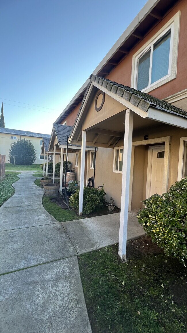 Building Photo - ** Move in special $1995 moves you in - Includes Deposit and January 2026 Rent. ** Updated interi...