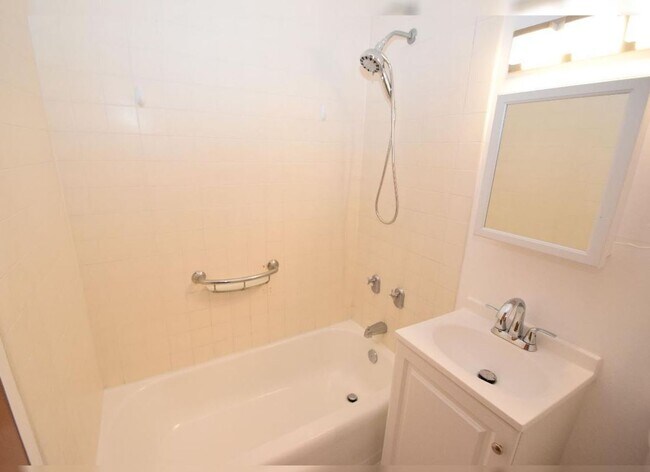 Building Photo - Queen Emma Gardens – 1-Bedroom Apartment f...