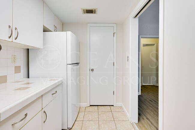 Building Photo - 517 University Blvd