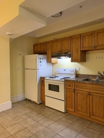 Building Photo - 61 Park Dr