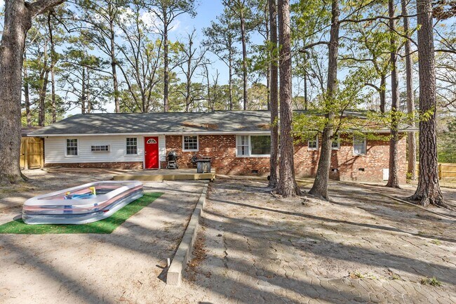 Building Photo - 2125 Forest Hills Dr