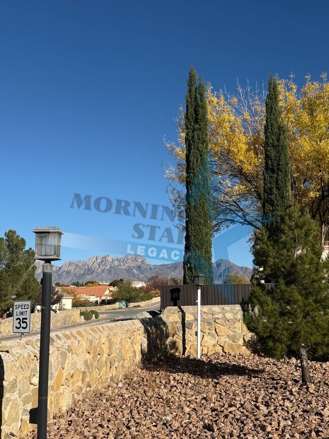 Building Photo - 4 bedroom, 4 bath house - Must see landscaping!