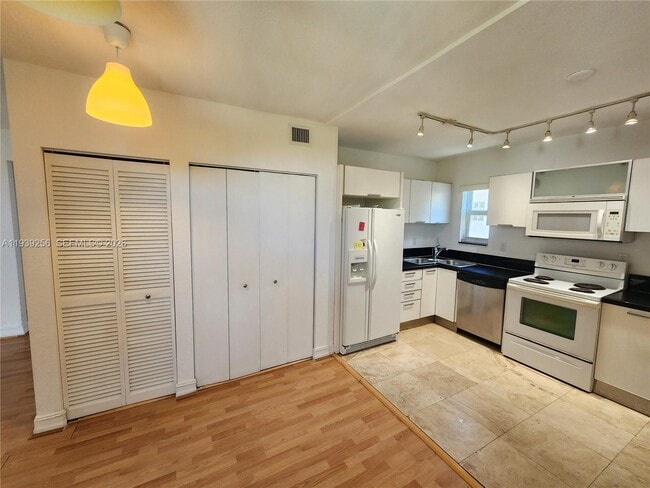 Building Photo - 1080 99th St