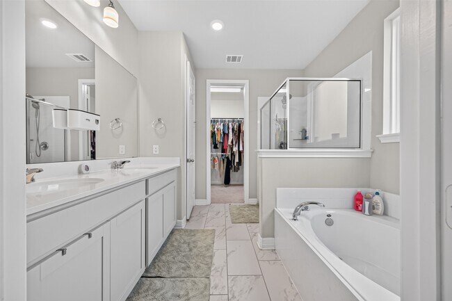 Building Photo - 17027 Bainham Forest Trl
