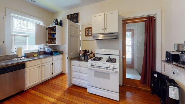 Building Photo - 5 bed 2 bath unit in Brookline.... Rare 3 parking included... Rare pricing.. Don't miss out!