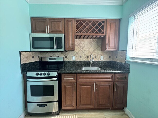 Building Photo - 323 Monroe St