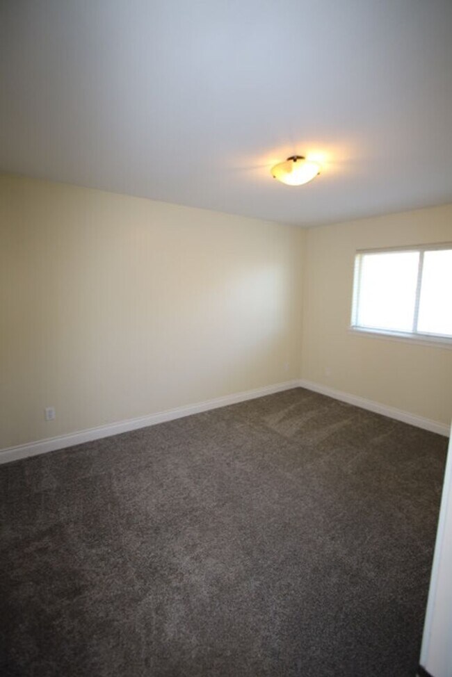 Building Photo - 3 Bedroom Centrally Located Condo!