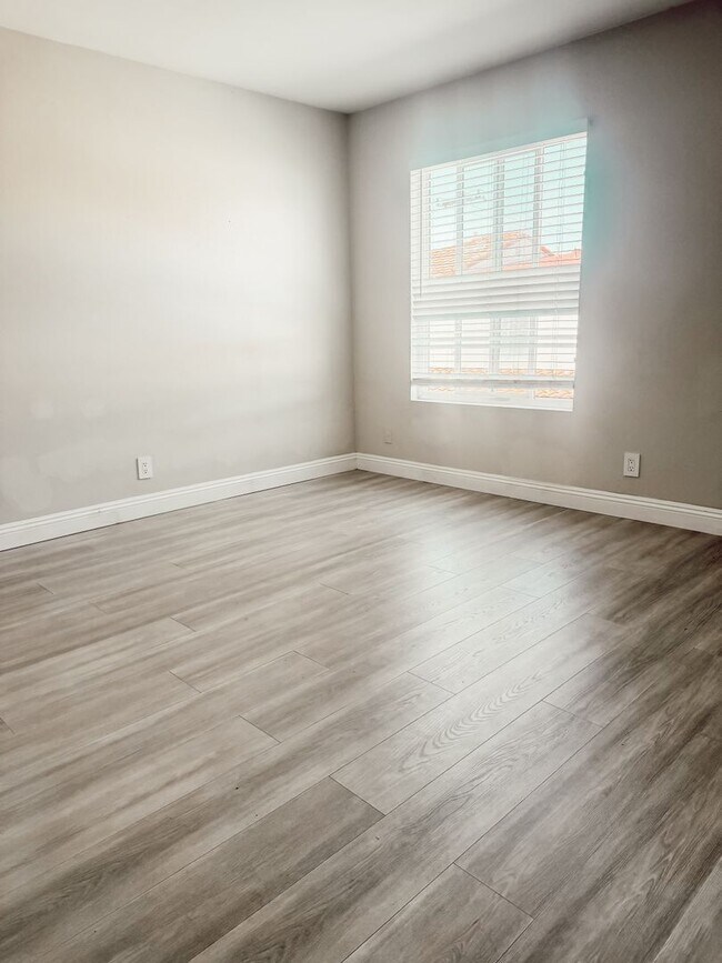 Building Photo - Large Townhome with 2 car garage