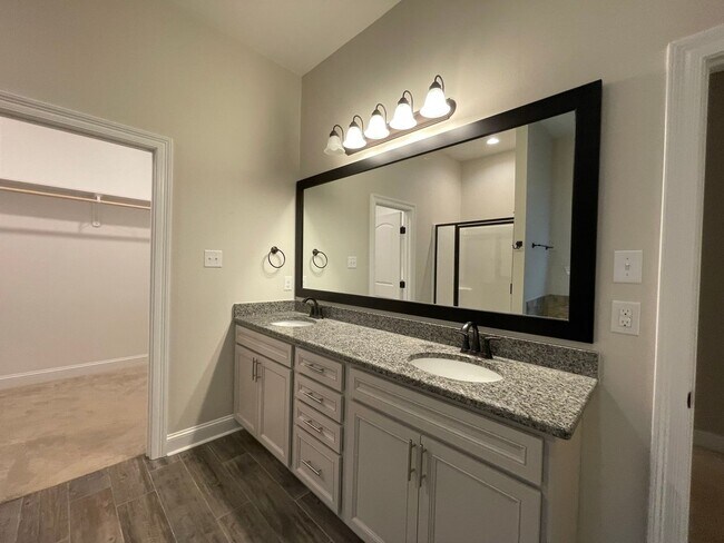 Building Photo - 4 Bedroom House Near LSU