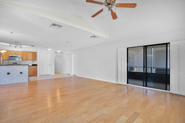 Building Photo - Spacious 3 Bedroom 2 Bath Condo in Gated Community of La Vita