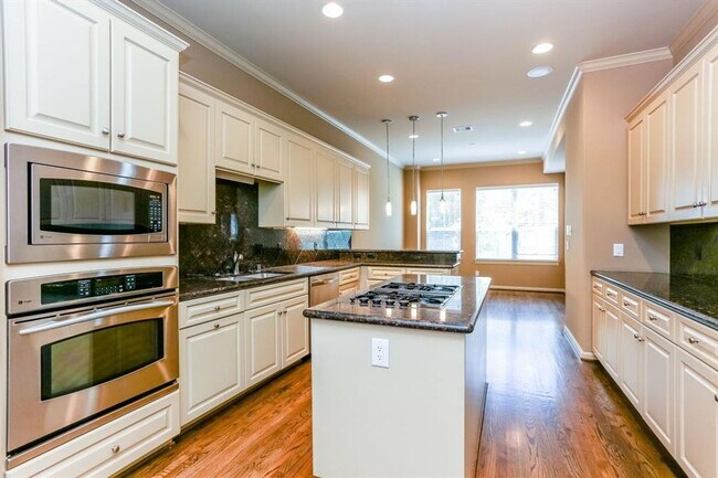 Building Photo - Stylish 3-Bedroom Home in Prime Houston Lo...