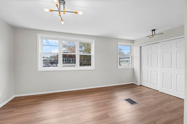 Building Photo - 173 MALLORY Ave