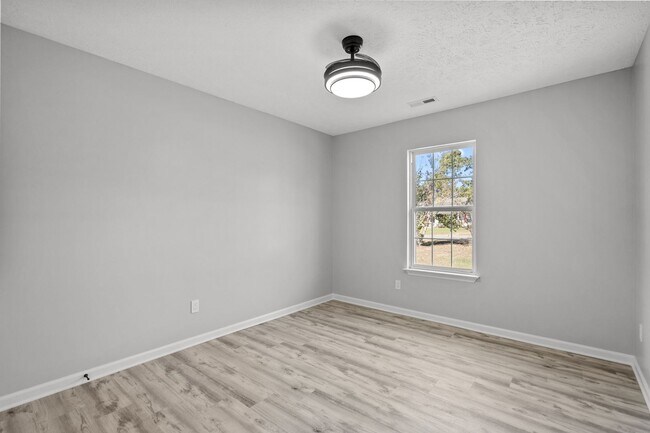 Building Photo - Fully Renovated 3 Bedroom in Southport!