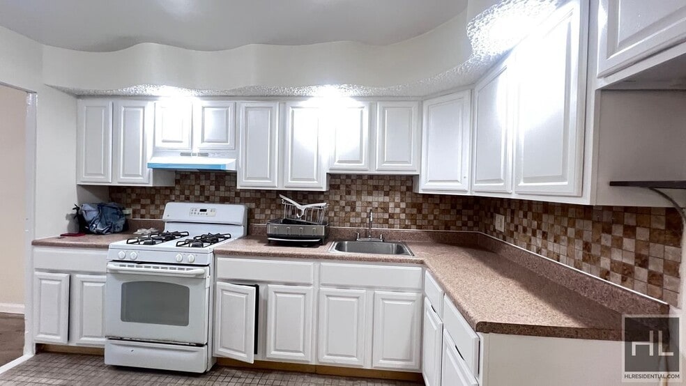 Primary Photo - 2070 E 55th St