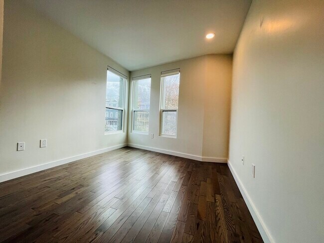 Building Photo - 119 Hyde Park Ave