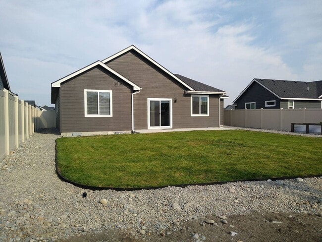 Building Photo - Beautiful 3-bedroom, 2-bath home at Woodbr...
