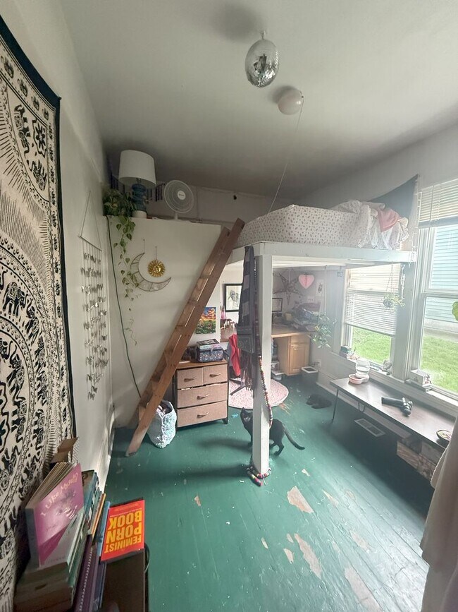 Building Photo - Great 6 bdrm/2 bath close to WWU and downtown