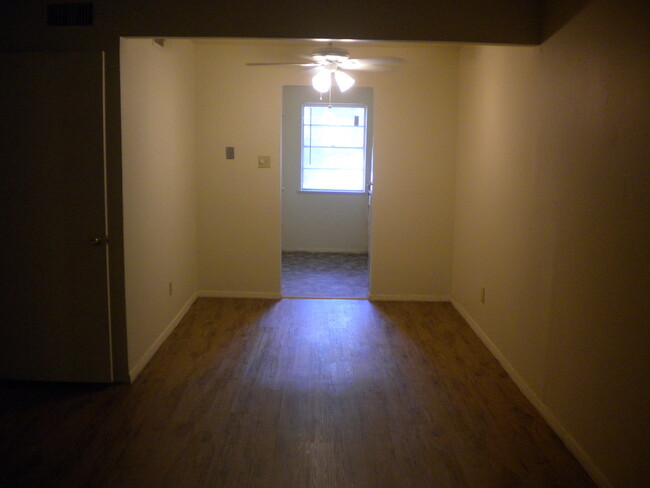 Building Photo - 2 Bedroom, 1.5 Bathroom Apartment in Arlin...