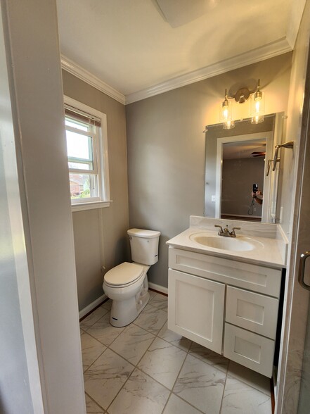 Master bathroom - 1230 Dunham Ln