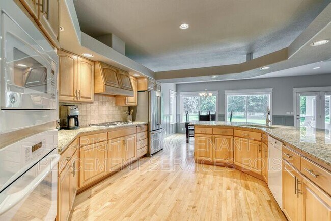 Building Photo - 1646 N Chaucer Way