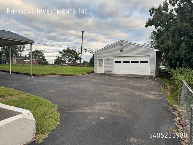 Building Photo - 227 Maplelawn Ave NE