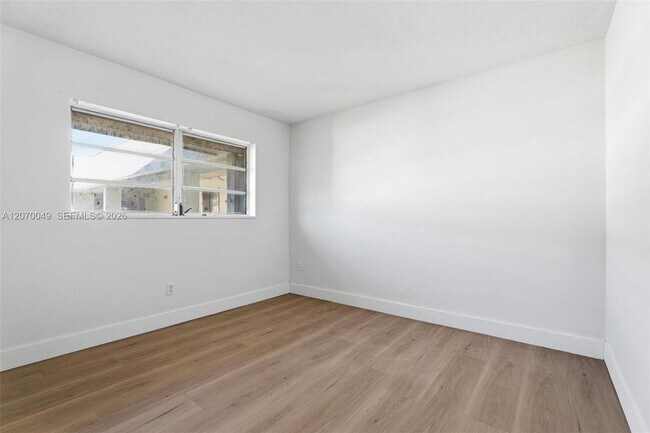 Building Photo - 15205 NE 6th Ave