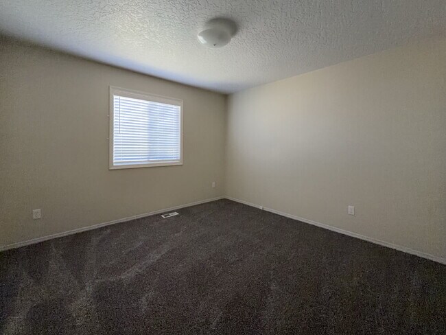 Building Photo - Perfect Location!