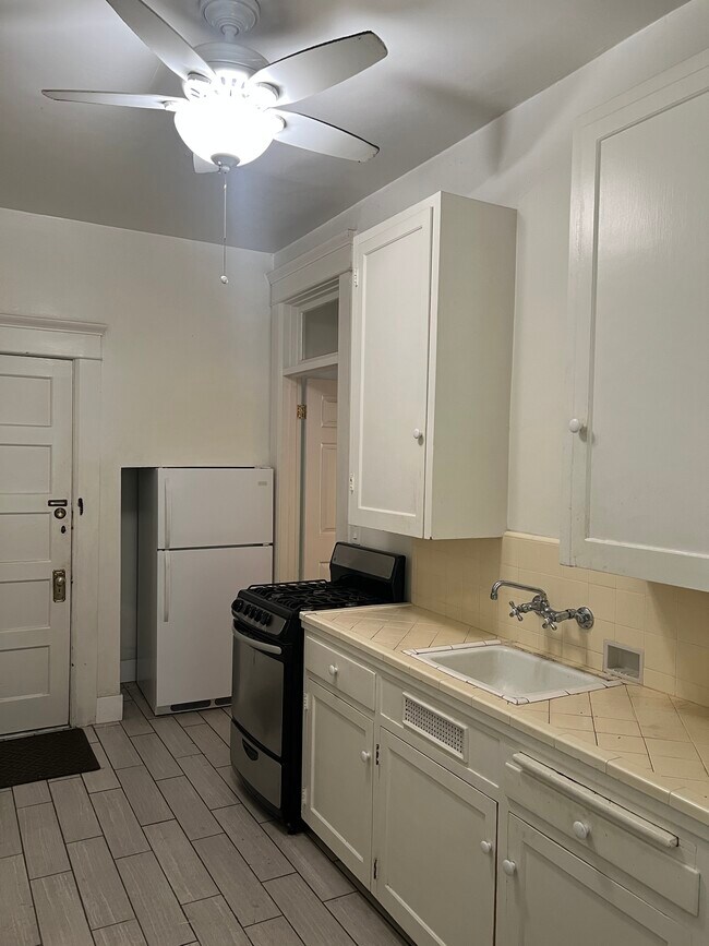 kitchen - 105 S El Molino Ave