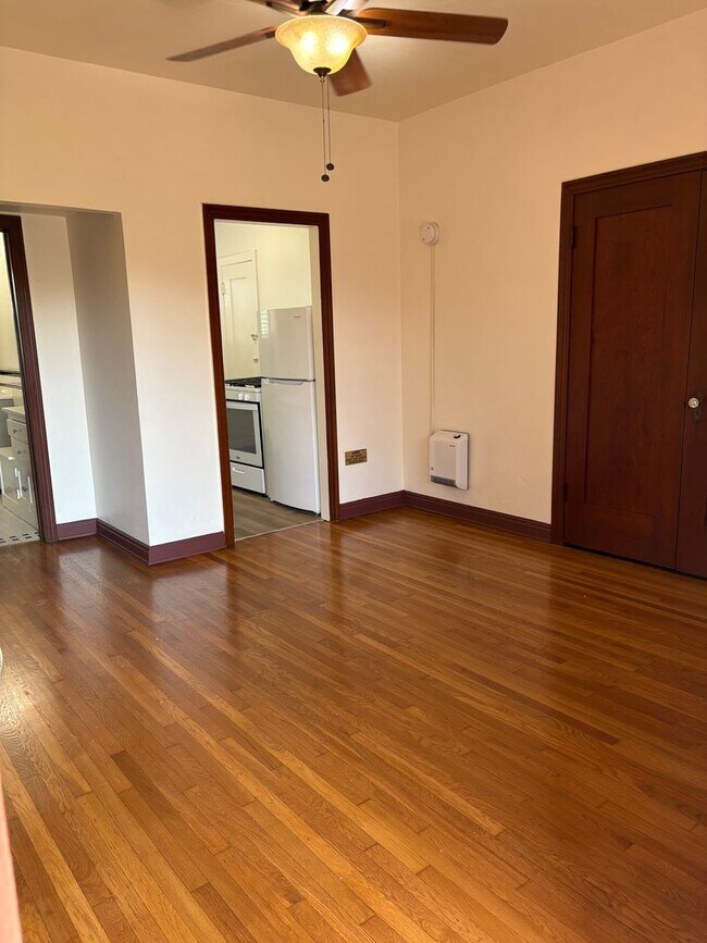 Building Photo - Rare Studio in Wonderful Area with Unique,...
