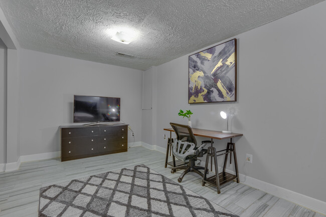 Basement studio - 3030 Ellenwood Dr