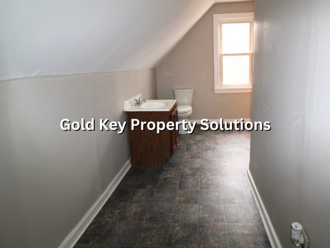 Building Photo - 4 BR 1.5 BA House with Central Air and Covered Porch (SECTION 8 APPROVED)