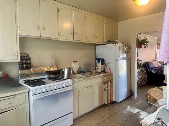 Building Photo - 5147 Canoga St