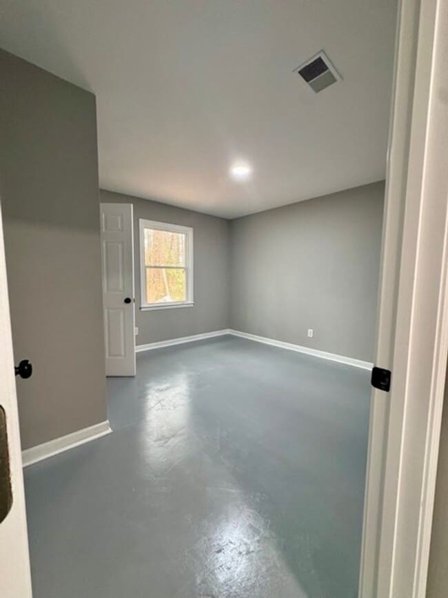 Building Photo - Freshly Remodeled & Move-In Ready!