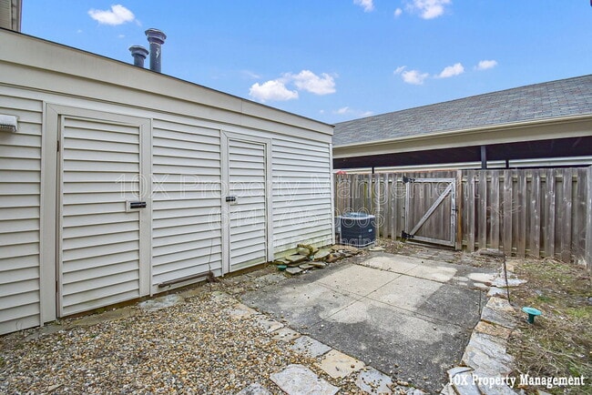 Building Photo - 911 Manor Ln