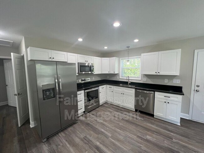 Building Photo - 2109 Hart St