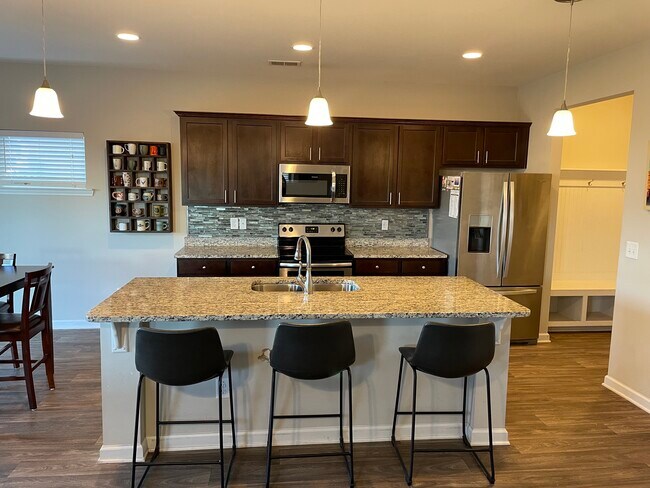 Building Photo - 108 Jersey Ln